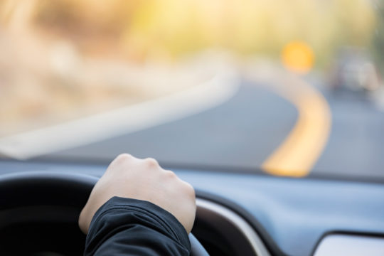 Vantagens e riscos de conduzir a 100 km/h na auto-estrada